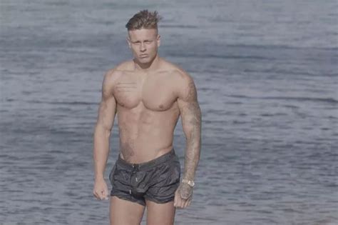 alex bowen naked|Love Island’s Alex and Olivia Bowen share completely NAKED。